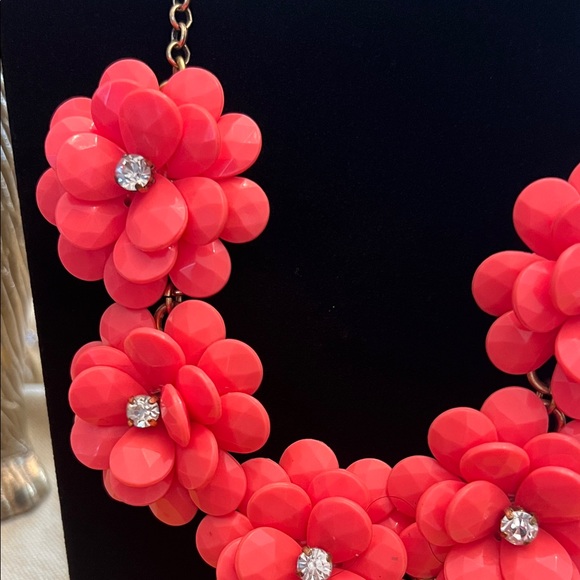 Women’s Floral Statement Necklace - Coral Pink Flower Design - Picture 2 of 3